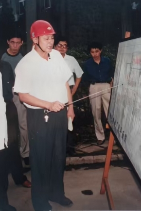 2000年8月16日，第十届全国人大常委会副委员长（时任国家经贸委主任）盛华仁（中）莅临公司视察。